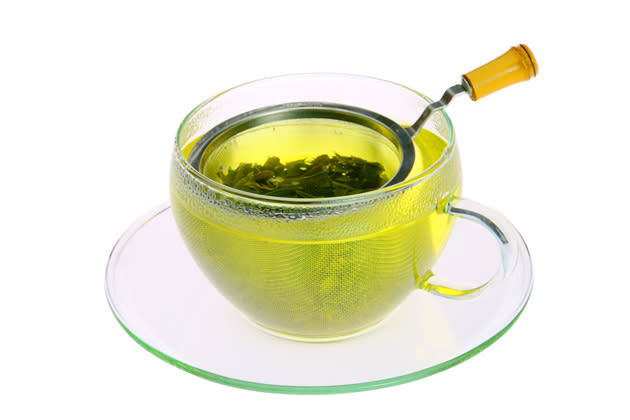 <b>Grüner Tee</b><br><br>Grüner Tee enthält neben Bitterstoffen auch das Flavonoide, die ebenfalls zu den Polyphenolen gehören. Wie verschiedene Studien ergeben haben, können diese die Entstehung von Tumoren in Prostata, Brust und Gebärmutter hemmen. (Bild: thinkstock)