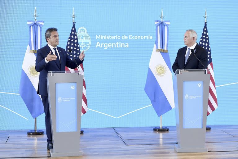 El ministro de Economía, Sergio Massa, junto al embajador de los Estados Unidos, Marc Stanley, firmaron un acuerdo de intercambio de información en materia tributaria que permitirá tener acceso a los movimientos de las cuentas de argentinos en ese país.