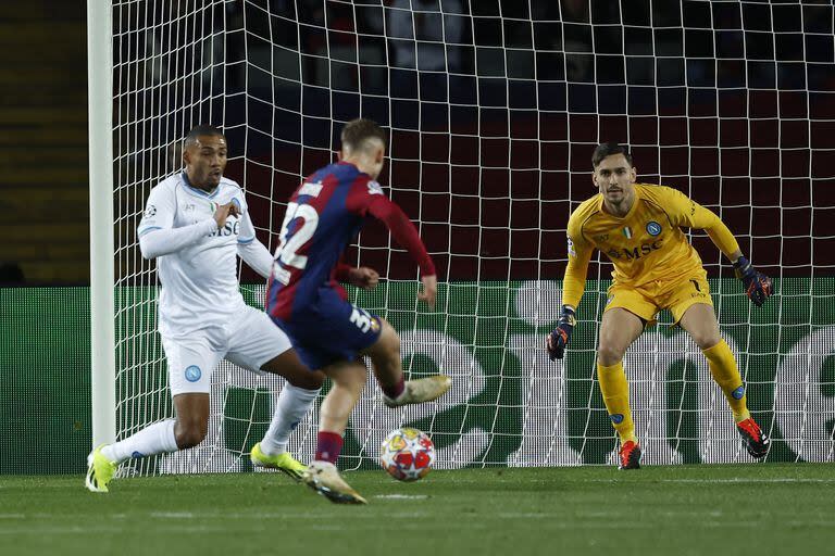 El juvenil Fermín López conecta el centro de Raphinha y marca el 1-0 para Barcelona; 20 años tiene el volante.