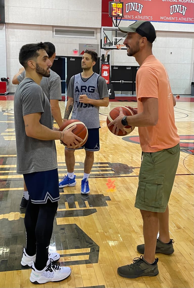 Emanuel Ginóbili conversa con Facundo Campazzo en el predio de entrenamiento de Las Vegas, donde el seleccionado argentino de básquetbol se preparó para los Juegos Olímpicos de Tokio; detrás, Nicolás Laprovittola