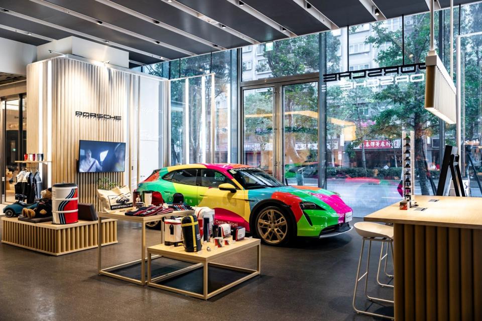 Porsche NOW 全新型態概念店旨於營造一個溫馨卻奢華的銷售空間，讓每一位貴賓能夠深度體會保時捷品牌的獨特魅力。