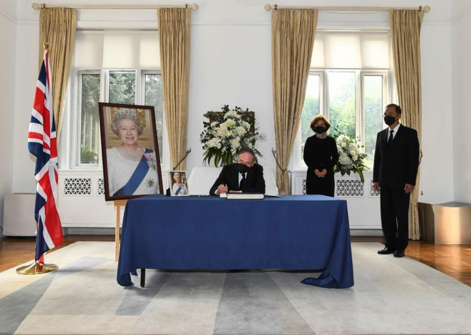 Chinese Vice President Wang Qishan visits the British embassy in Beijing to mourn the passing of Queen Elizabeth II of the United Kingdom, Sept. 12, 2022.<span class="copyright">Xie Huanchi/Xinhua via Getty Images</span>
