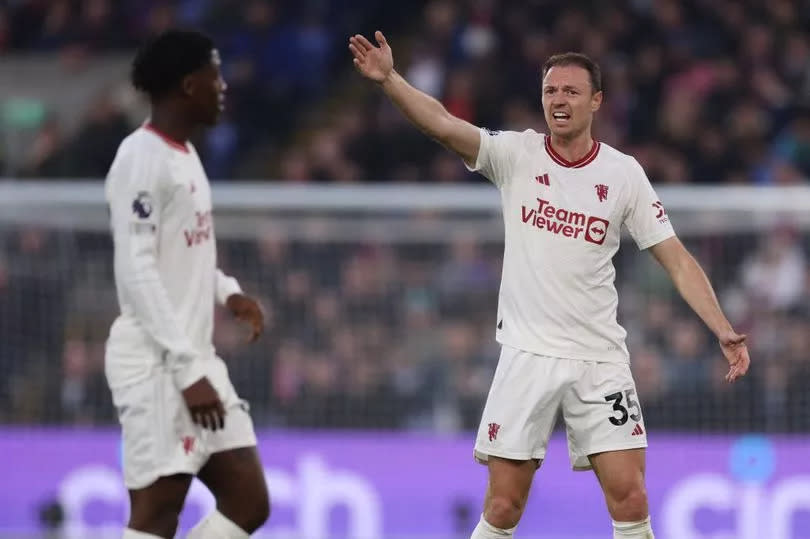 Manchester United defender Jonny Evans gestures to Kobbie Mainoo against Crystal Palace