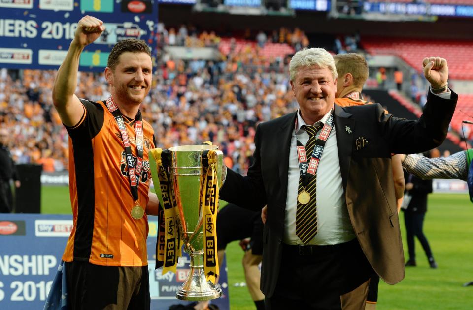 Britain Soccer Football - Hull City v Sheffield Wednesday - Sky Bet Football League Championship Play-Off Final - Wembley Stadium - 28/5/16 Hull City manager Steve Bruce and Alex Bruce celebrate with the trophy after winning promotion back to the Premier League Action Images via Reuters / Tony O'Brien Livepic EDITORIAL USE ONLY. No use with unauthorized audio, video, data, fixture lists, club/league logos or "live" services. Online in-match use limited to 45 images, no video emulation. No use in betting, games or single club/league/player publications. Please contact your account representative for further details.