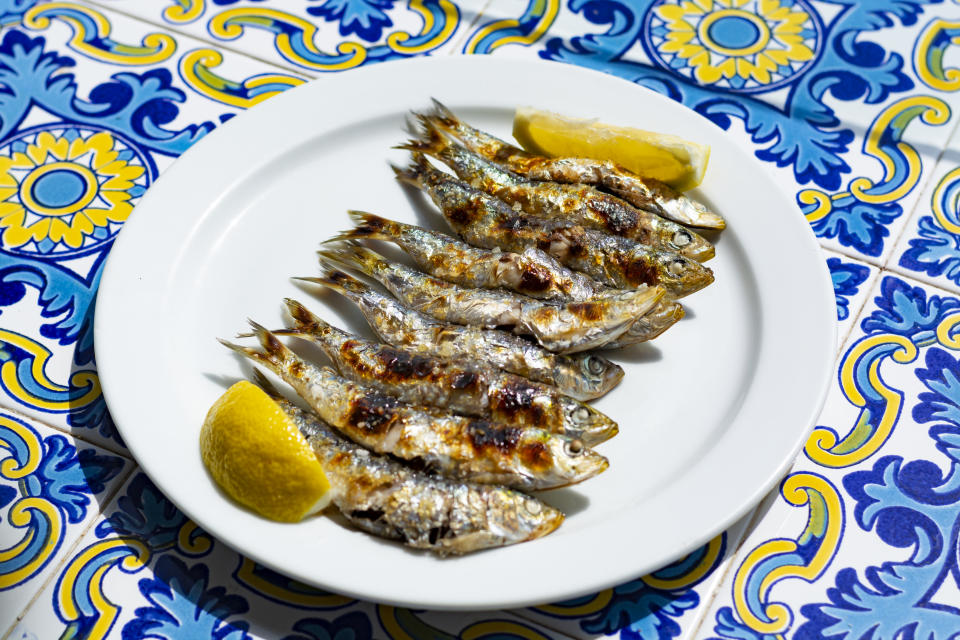 Hacer unas buenas sardinas asadas en casa es más fácil de lo que parece. Foto: Getty Creative