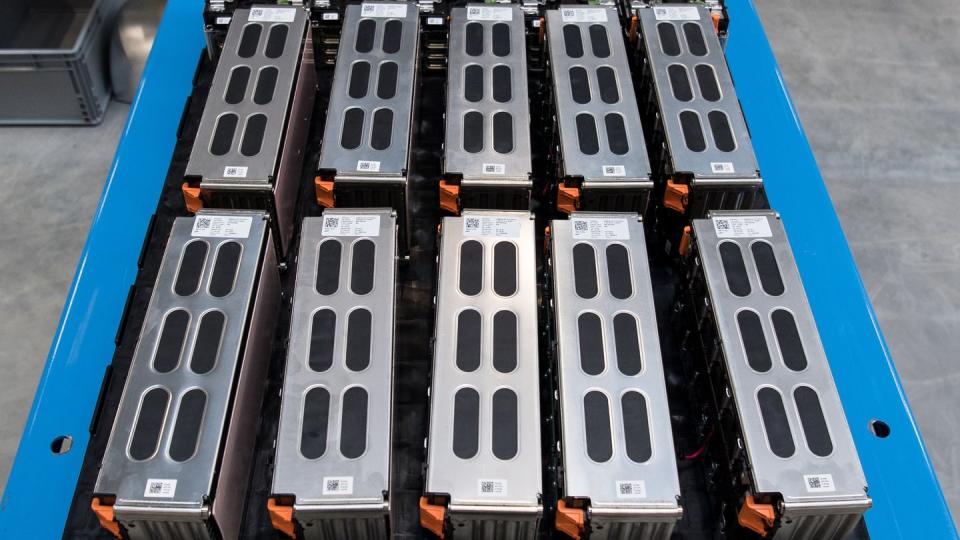 Batterien in der Batteriesystemfabrik von Akasol in Langen. Der US-Autozulieferer BorgWarner will den Hersteller übernehmen.