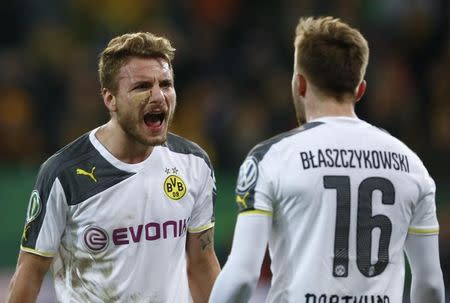 Borussia Dortmund's Italian striker Ciro Immobile (L) celebrates his second goal against Dynamo Dresden with Polish striker and fellow team mate Jakub Blaszczykowski during their German Cup (DFB Pokal) soccer match against in Dresden March 3, 2015. REUTERS/Hannibal Hanschke