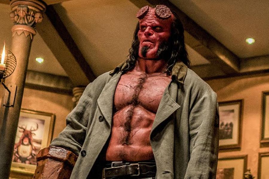 David Harbour conserva una foto enmarcada de Hellboy para mantenerse humilde