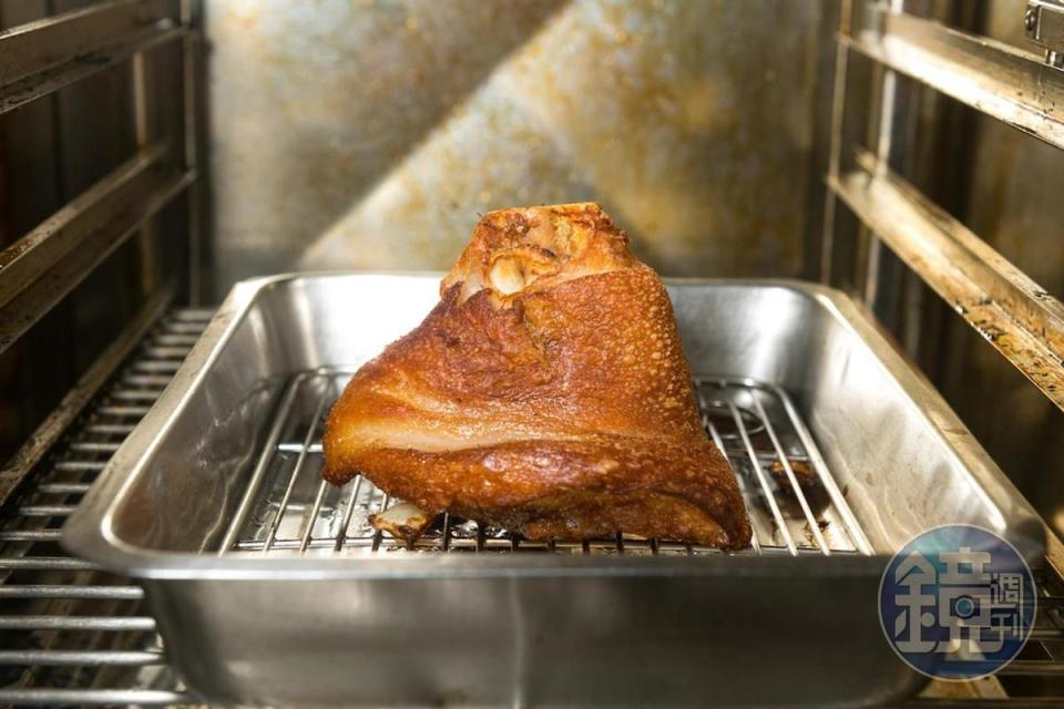 Step2：撈起豬腳，瀝乾，放入已預熱的200度烤箱，烤20分鐘到外皮金黃酥香。