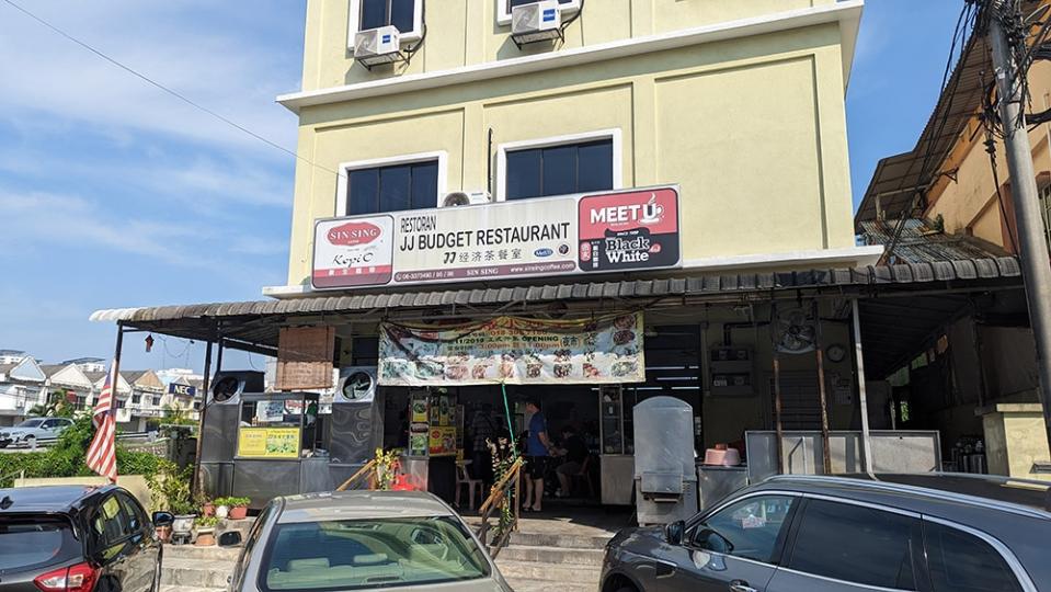 The 'front' of the coffee shop is actually the side of the shop lot.