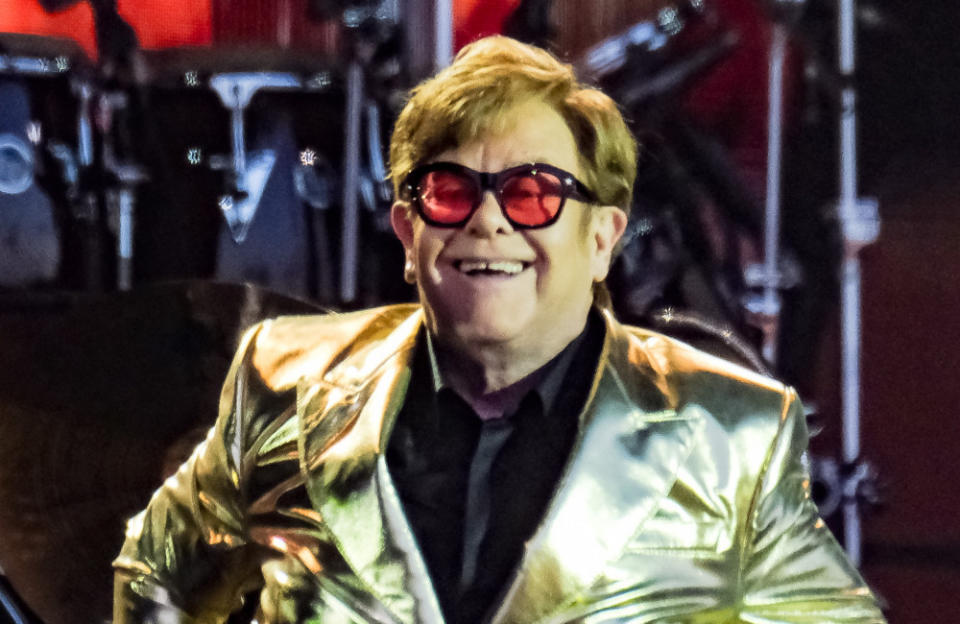 Elton John verkauft seine alten Klamotten auf eBay (Bild: Bang Showbiz)