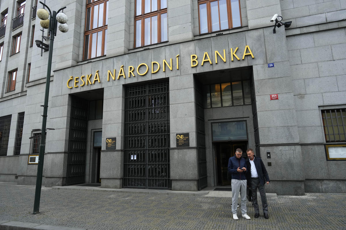 Çek Merkez Bankası, düşük enflasyon ve ekonomik toparlanmanın ortasında bir kez daha faiz oranlarını düşürdü