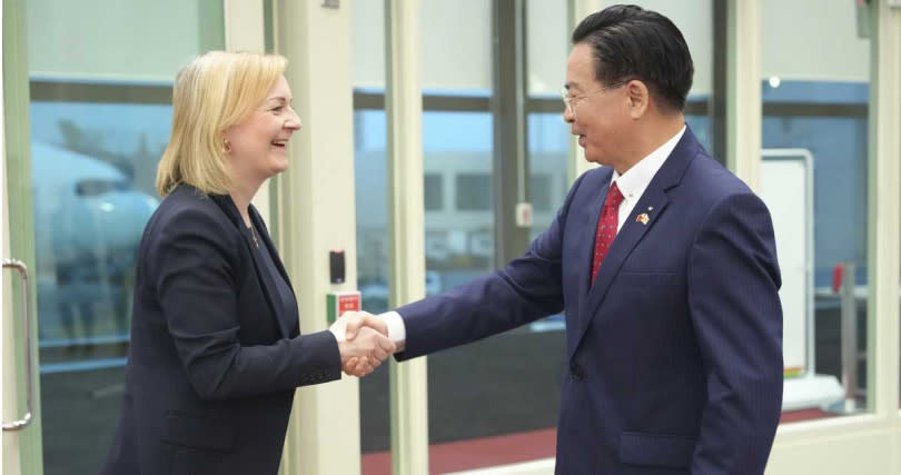 特拉斯去年5月訪台時，與我外交部長吳釗燮握手。（圖／達志／美聯社）