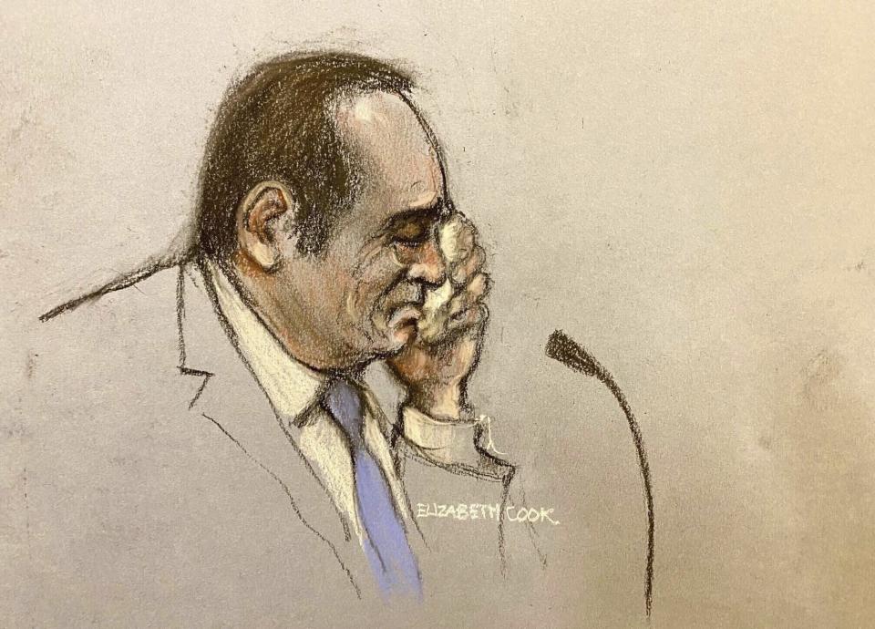 En este boceto de la artista de la corte de Elizabeth Cook, el actor Kevin Spacey se seca los ojos con un pañuelo mientras declara en el Tribunal de la Corona en Southwark, donde está acusado de delitos sexuales contra cuatro hombres entre 2001 y 2013, en Londres, el jueves 13 de julio de 2023. (Elizabeth Cook/PA vía AP)