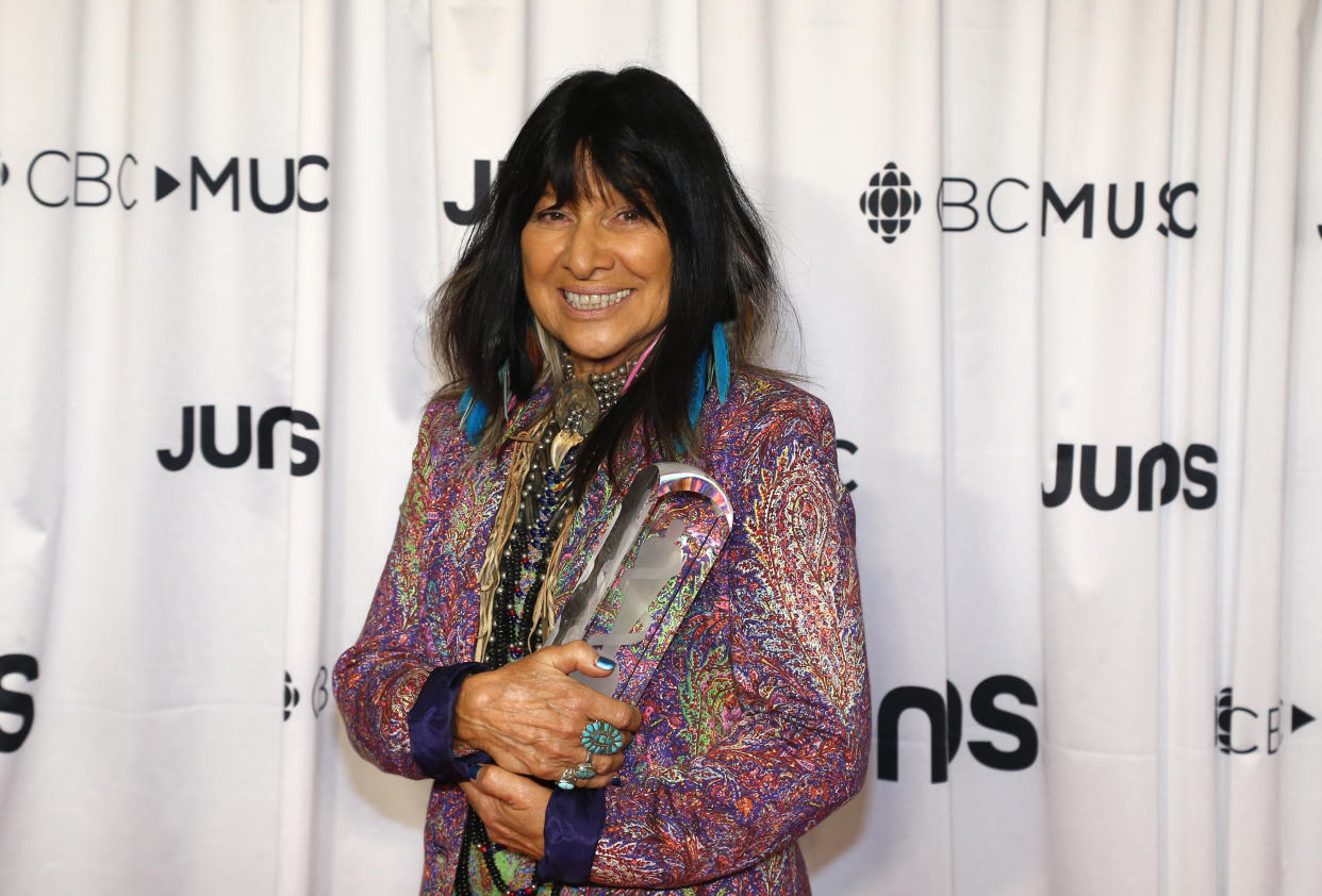 Buffy Sainte-Marie holds her Juno for best indigenous music album at the 2018 Juno Awards in Vancouver, British Columbia, Canada on March 25, 2018. REUTERS/Ben Nelms