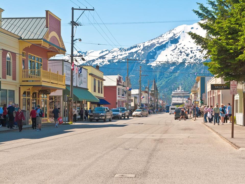 A view of the town of Skagway Alaska with mountains in the background
