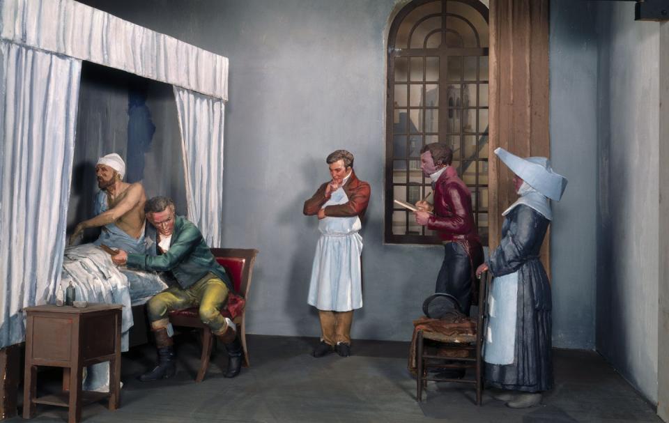 <span class="caption">Diorama que muestra a René Laennec examinando a un paciente con un estetoscopio inventado por él en la mano.</span> <span class="attribution"><a class="link " href="https://commons.wikimedia.org/wiki/File:Diorama_showing_Ren%C3%A9_Laennec_examining_a_patient_at_the_Neck_Wellcome_L0058191.jpg" rel="nofollow noopener" target="_blank" data-ylk="slk:Wikimedia Commons / Wellcome Trust;elm:context_link;itc:0;sec:content-canvas">Wikimedia Commons / Wellcome Trust</a>, <a class="link " href="http://creativecommons.org/licenses/by-sa/4.0/" rel="nofollow noopener" target="_blank" data-ylk="slk:CC BY-SA;elm:context_link;itc:0;sec:content-canvas">CC BY-SA</a></span>