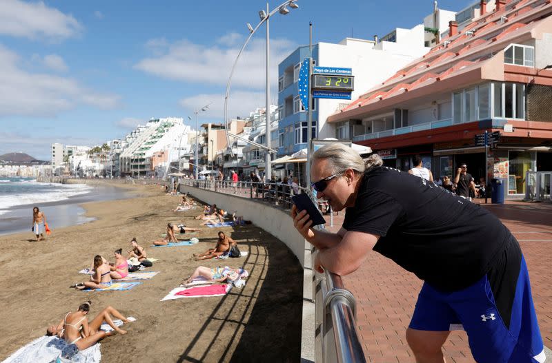 FOTO DE ARCHIVO. El ruso Victor Varlamov, de 50 años, habla por teléfono desde la avenida de la playa de Las Canteras, en Las Palmas de Gran Canaria, en la isla de Gran Canaria, España