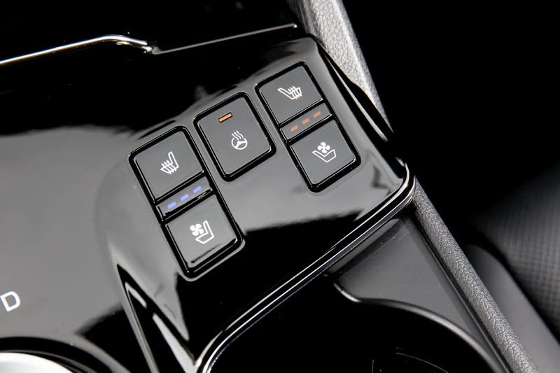 X-line 4WD設有雙前座加熱通風電動椅與方向盤加熱功能，甚至後座椅加熱功能亦配置其上。