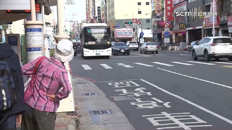 台南和高雄公車駕駛缺額嚴重，造成民眾等公車的時間變長。