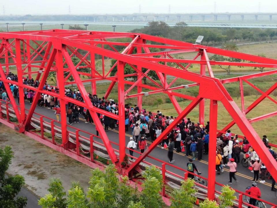 雲林縣西螺大橋升旗健走迎曙光，鄉親踴躍參與。（記者陳正芬攝）