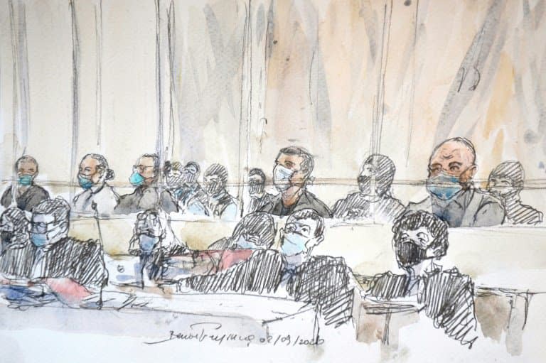 Croquis d'audience montrant les accusés  et leurs avocats, lors de l'ouverture du procès des attentats de janvier 2015, le 2 septembre 2020 à Paris - Benoit PEYRUCQ © 2019 AFP