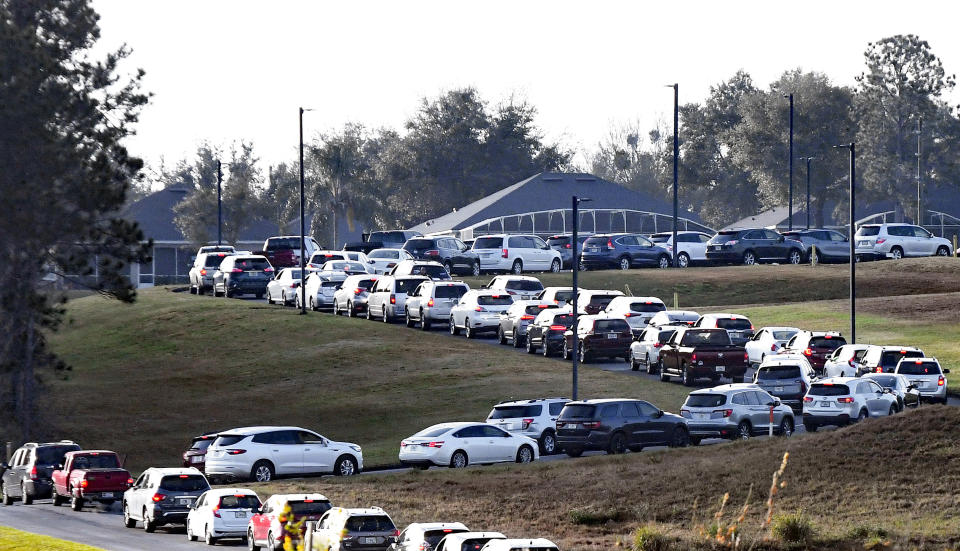 Cientos de personas hacen en sus autos largas filas  en un centro de vacunación contra el covid-19 en Clermont, Florida. Las vacunas se aplican allí previa cita a personas elegibles que se registran y reciben un número. (Getty Images)