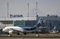 En el caso de los chilenos la cifra es de apenas 0,8 aeropuertos por cada 100.000 kilómetros cuadrados. (Photo by MARTIN BERNETTI/AFP via Getty Images)