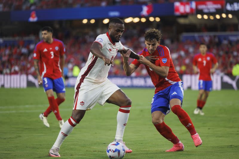 Cyle Larin (9) conduce el balón durante el partido de la Copa América entre Canadá y Chile