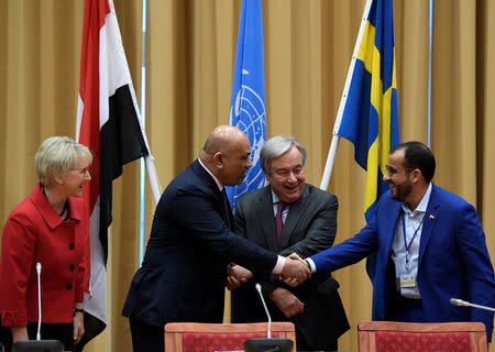 Head of Houthi delegation Mohammed Abdul-Salam (R) and Yemeni Foreign Minister Khaled al-Yaman (2 L) shake hands next to United Nations Secretary General Antonio Guterres and Swedish Foreign Minister Margot Wallstrom (L), during the Yemen peace talks closing press conference at the Johannesberg castle in Rimbo, near Stockholm December 13, 2018. TT News Agency/Pontus Lundahl via REUTERS