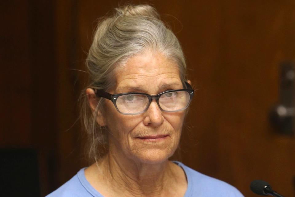 Leslie Van Houten asiste a una audiencia de libertad condicional en la Institución para Mujeres de California en 2017 (Los Angeles Daily News)