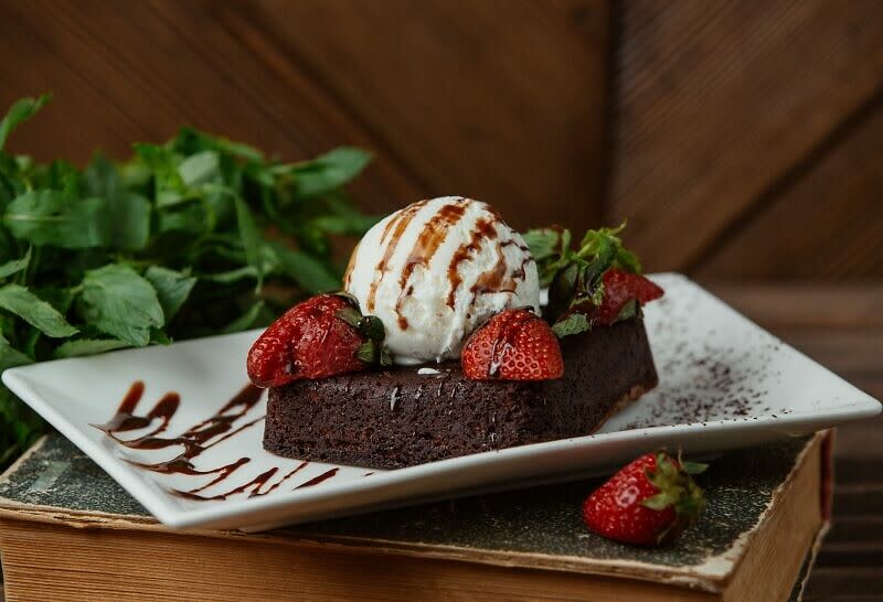 <span class="s1">Photo：<a href="https://www.freepik.com/free-photo/chocolate-brownie-served-with-vanilla-icecream-ball-strawberries_5536627.htm#page=1&query=%20Brownie&position=30" rel="nofollow noopener" target="_blank" data-ylk="slk:freepik.com;elm:context_link;itc:0;sec:content-canvas" class="link ">freepik.com</a></span>