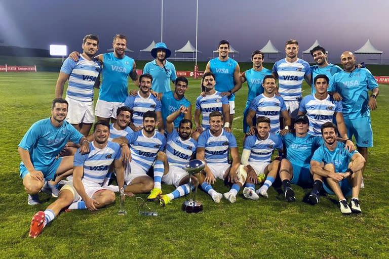 El plantel de los Pumas 7s que fueron campeones en el segundo Seven de Dubai disputado este mes.