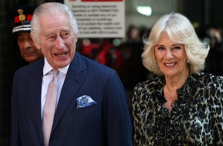 El rey Carlos III y la reina Camila llegan al centro Macmillan, en Londres, el 30 de abril de 2024 (HENRY NICHOLLS)