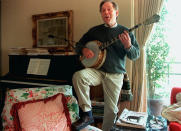 ARCHIVO - El actor George Segal toca el banjo en su casa en Los Angeles el 21 de febrero de 1997. Segal, actor nominado a un Oscar por "Who's Afraid of Virginia Woolf?" y coprotagonista de la serie de comedia "The Goldbergs", murió el martes 23 de marzo de 2021. Tenía 87 años. (AP Foto /Damian Dovarganes, Archivo)