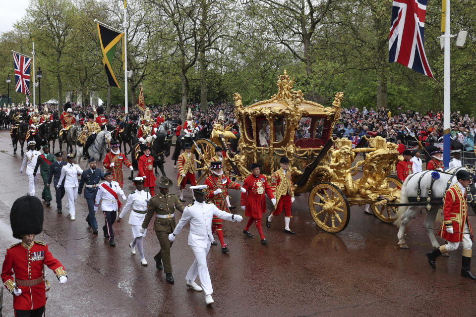 El Rey Carlos III y la reina Camila se trasladan en el carruaje dorado al Palacio de Buckingham tras la coronación en la Abadía de Westminster en Londres el 6 de mayo del 2023. (Adrian Dennis, Pool via AP)