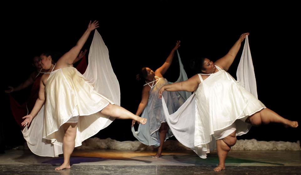 Integrantes del grupo "Danza Voluminosa", en plena función de la obra "Crisálidas", en La Habana, Cuba, el 24 de noviembre de 2012. AP Photo/Franklin Reyes