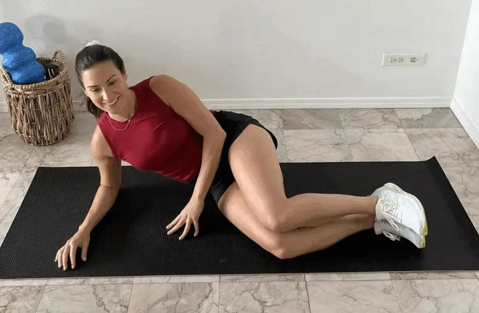 butt exercises Clamshell (Stephanie Mansour)