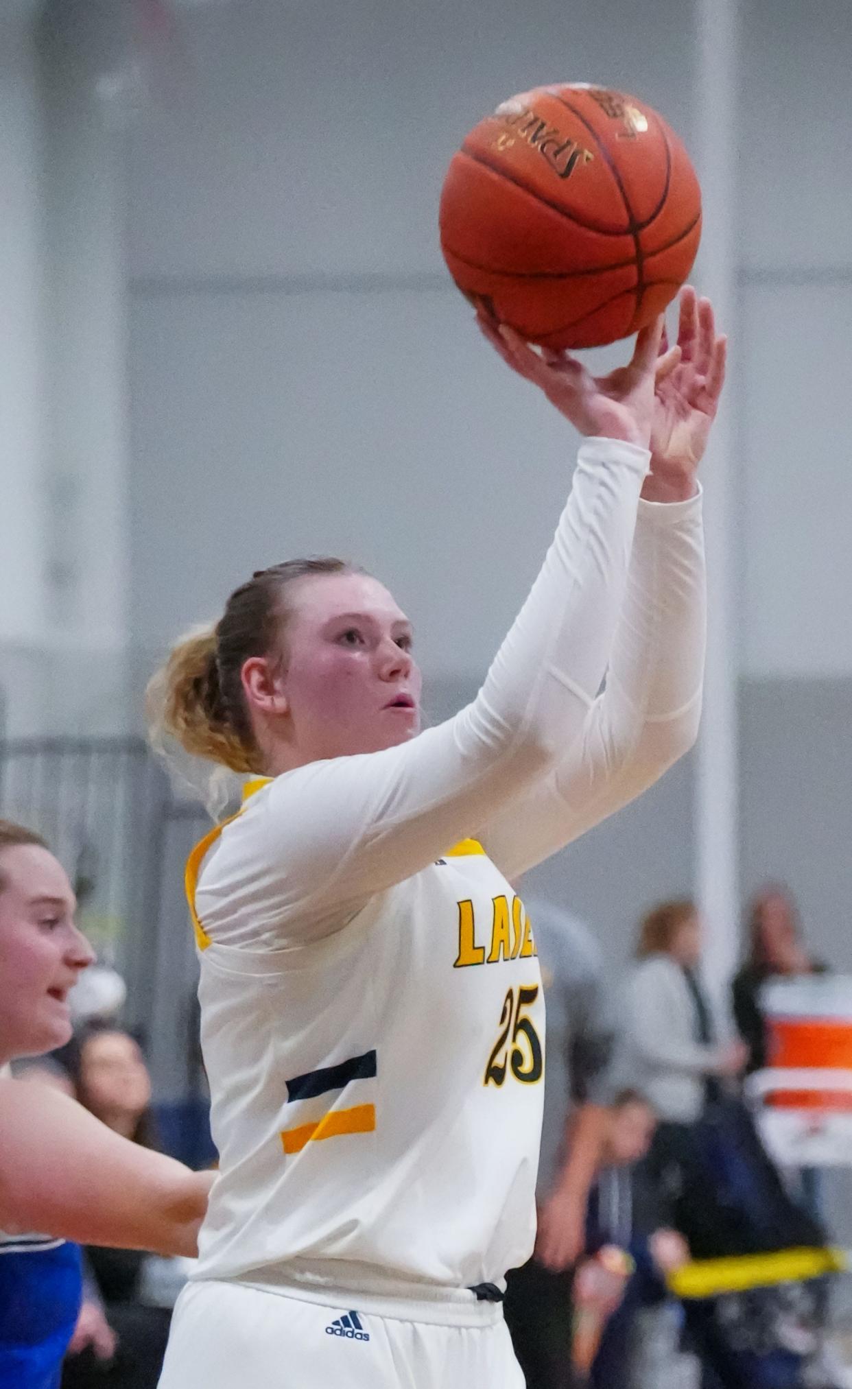 Kettle Moraine's Grace Grocholski has committed to Minnesota after recently decommitting from West Virginia. She joins head coach Dawn Plitzuweit, who left the Mountaineers program for Minnesota following the 2022-23 season.