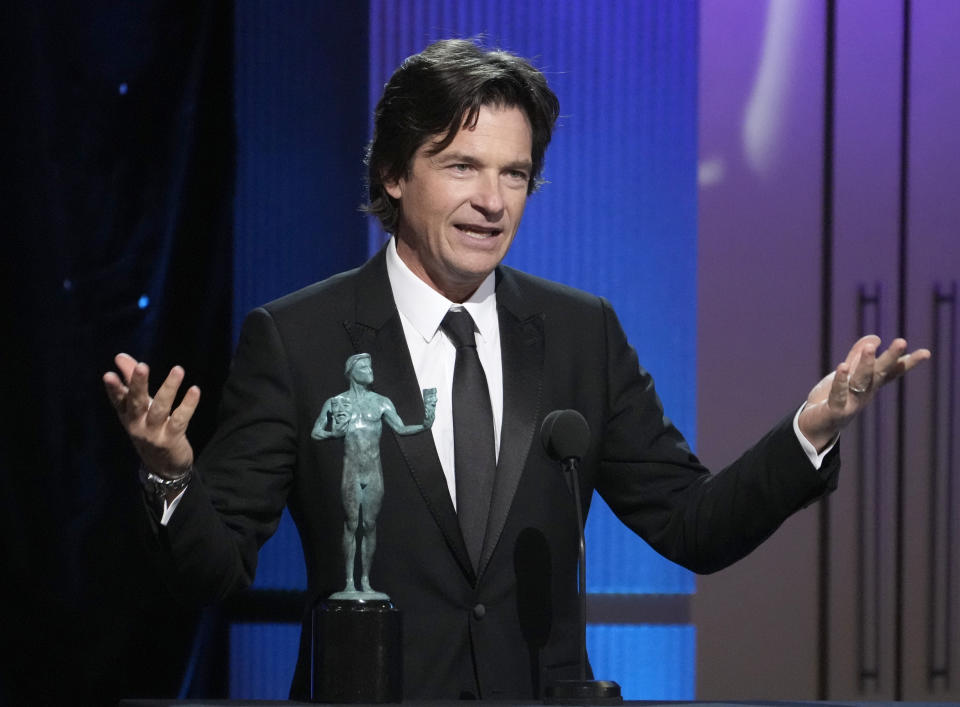 Jason Bateman recibe el premio al mejor actor en una serie de drama por "Ozark" en la 29a entrega anual de los Premios del Sindicato de Actores de la Pantalla el 26 de febrero de 2023, en el hotel Fairmont Century Plaza en Los Angeles. (Foto AP/Chris Pizzello)