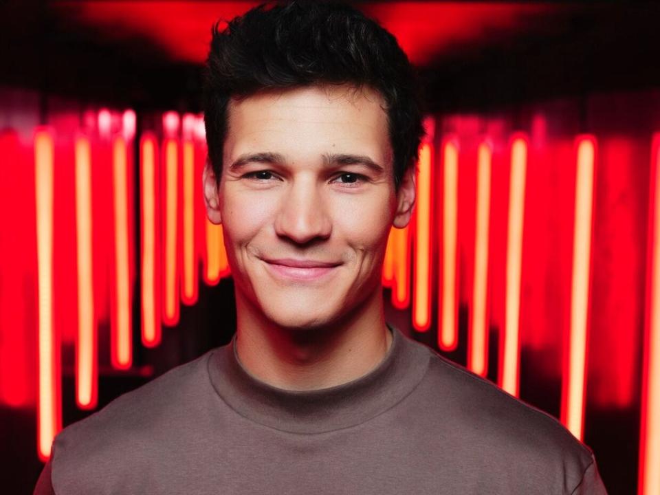 Popsänger Wincent Weiss wird im "Masked Singer"-Rateteam Platz nehmen. (Bild: ProSieben/Julian Essink)