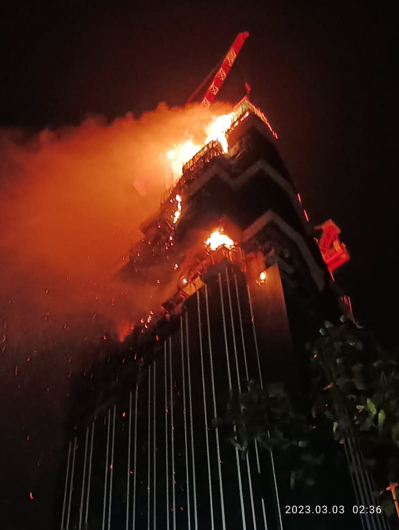 著火大樓附近的大樓也慘遭波及。（圖／翻攝自推特）