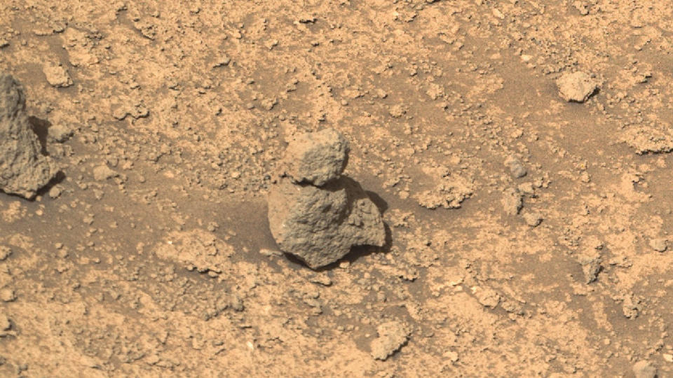     Zwei auf dem Mars gestapelte Steine.  Der oberste Felsen ist kleiner. 