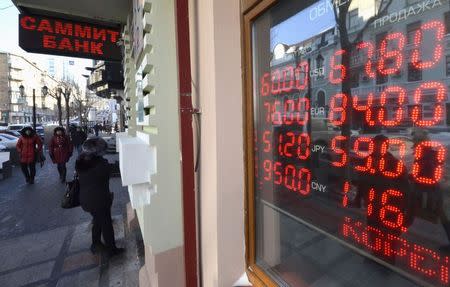 A board showing currency exchange rates is on display in the Russian far eastern city of Vladivostok, December 18, 2014. REUTERS/Yuri Maltsev
