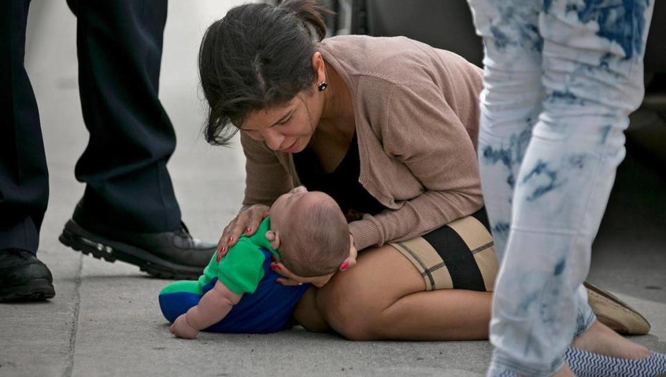 Pamela Rauseo, de 37 años, examina a su sobrino después de practicar la reanimación cardiopulmonar en el arcén a Sebastián de la Cruz, de cinco meses. El bebé dejó de respirar dos veces durante el dramático rescate en la State Road 836 de la Florida, el jueves 20 de febrero de 2014. Al Diaz/adiaz@miamiherald.com