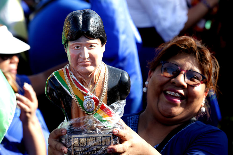 Una mujer sostiene un busto del expresidente boliviano Evo Morales en un evento en Buenos Aires, Argentina, el miércoles 22 de enero de 2020. (AP Foto/Daniel Jayo)