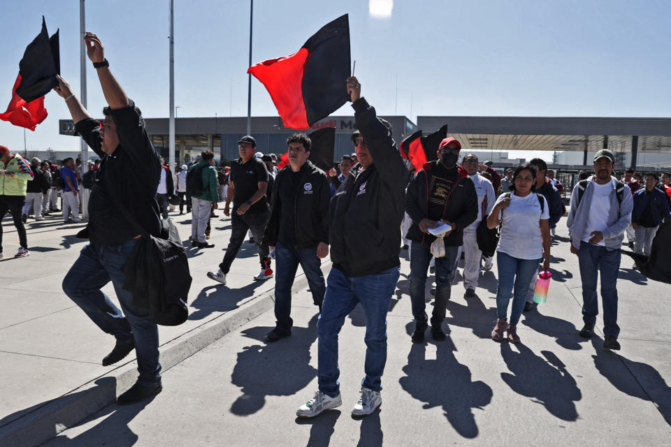 Empleados de una planta del fabricante de automóviles alemán Audi protestan por las demandas salariales en San José Chiapa, estado de Puebla, México, el 24 de enero de 2024. (Foto de DANIEL CASAS/AFP vía Getty Images)