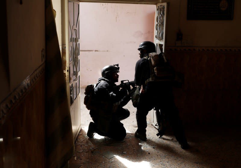 FILE PHOTO: Iraqi special forces soldiers search a house during a battle with Islamic State militants in Mosul, Iraq March 1, 2017. REUTERS/Goran Tomasevic
