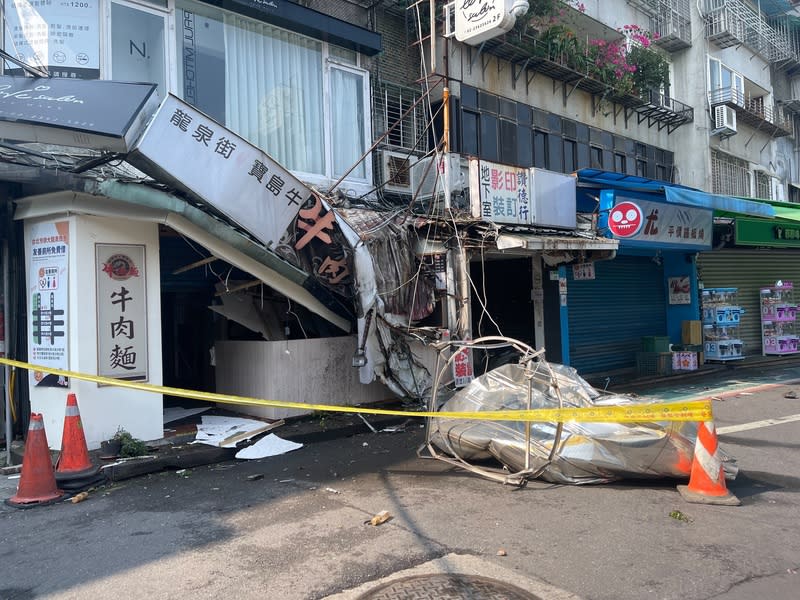 花蓮地震影響  北市師大夜市水塔掉落（1） 花蓮3日上午發生芮氏規模7.2地震，全台有感。受地 震影響，台北市師大夜市一棟建物水塔掉落，砸壞一 樓店面。 中央社記者張新偉攝  113年4月3日 