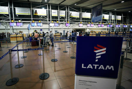 Passengers wait to check in for their flights at the departures area of Latam airlines inside the international airport in Santiago, Chile August 16, 2018. REUTERS/Rodrigo Garrido
